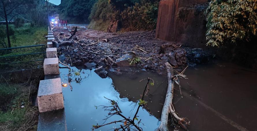 Grande derrocada fecha estrada da Serra de Água e gera caos no trânsito