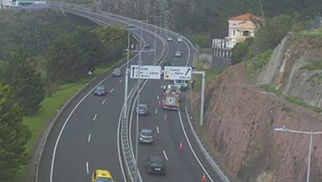 Jovem ferido na via rápida após despiste de mota