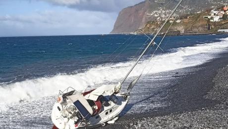 Veleiro encalha na Praia Formosa