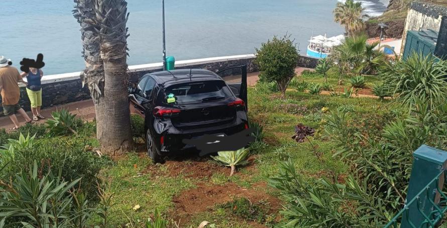 Carro com duas turistas sai de estrada e cai num terreno