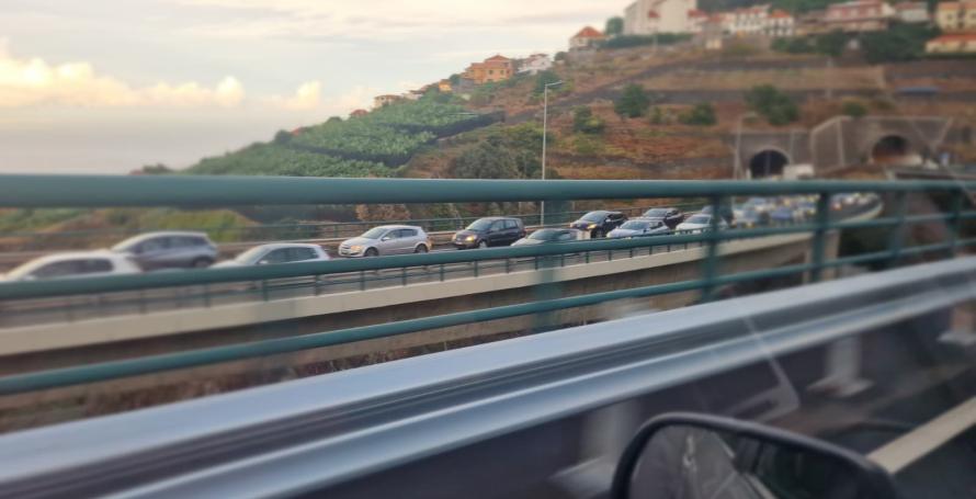 Três feridos num aparatoso acidente entre dois carros e despiste de mota na via rápida