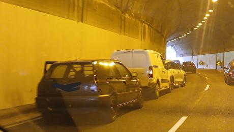 Choque em cadeia na via rápida entre três carros