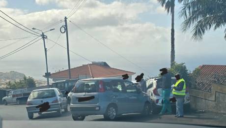 Despiste contra carro estacionado