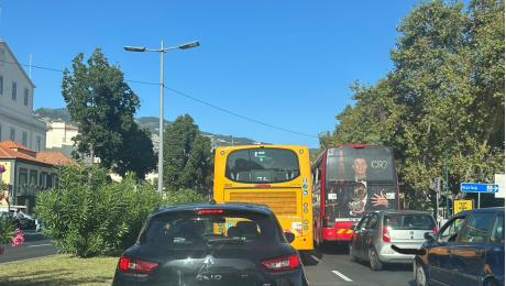 Caos no trânsito na baixa do Funchal (Com vídeo)
