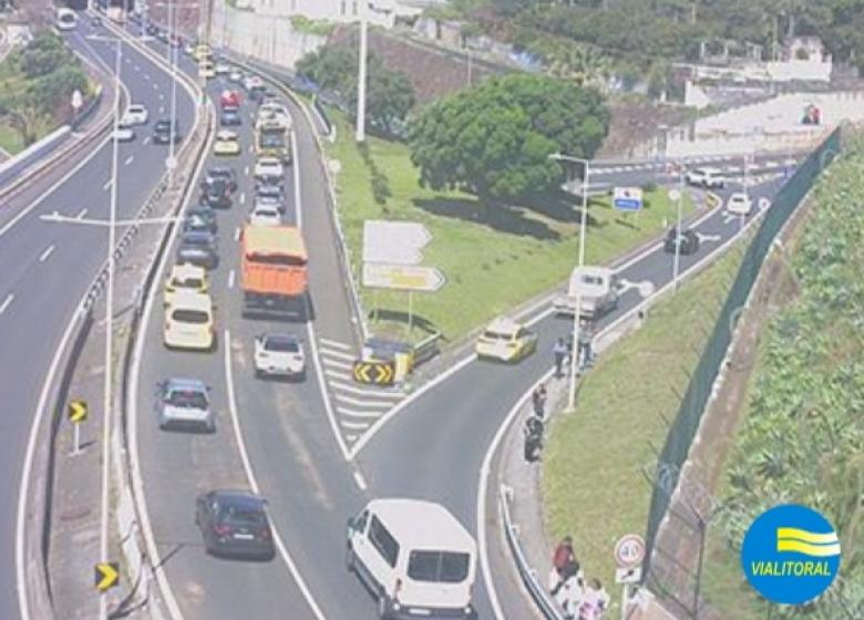 Mais um acidente na via rápida, praticamente no mesmo local desta manhã