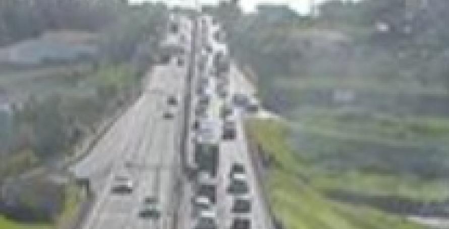 Carro embate em mota na via rápida e a motociclista fica ferida