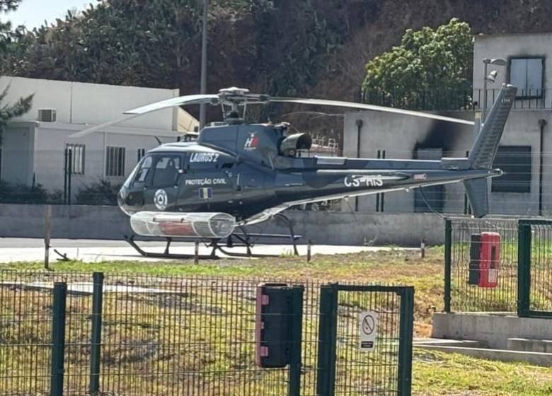 Segundo helicóptero estreou-se esta tarde num incêndio perto de casas na Ribeira Brava