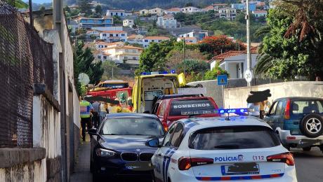Mulher sofre paragem cardiorrespiratória e homem fica encarcerado após grave despiste contra parede