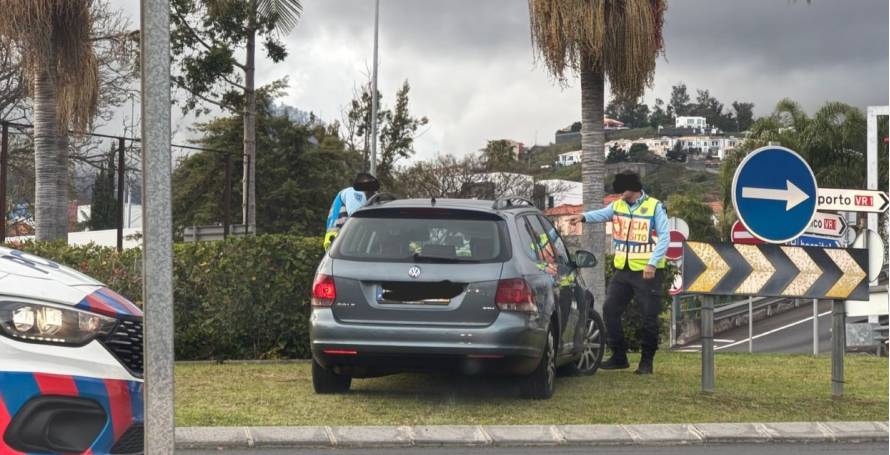 Carro sem condutor encontrado em cima de rotunda