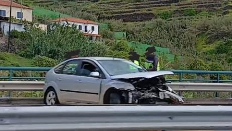 Criança com 9 anos entre os feridos do acidente que envolveu meia dúzia de carros na via rápida