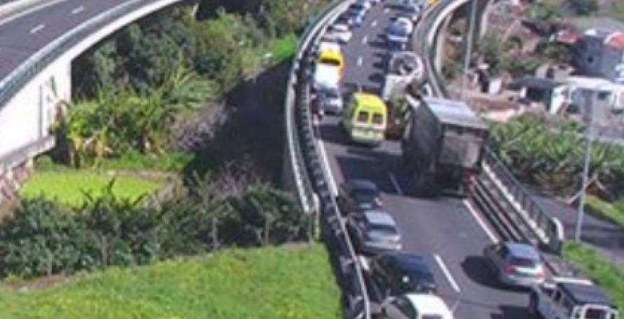 Três feridos num acidente entre três carros e duas motas na via rápida