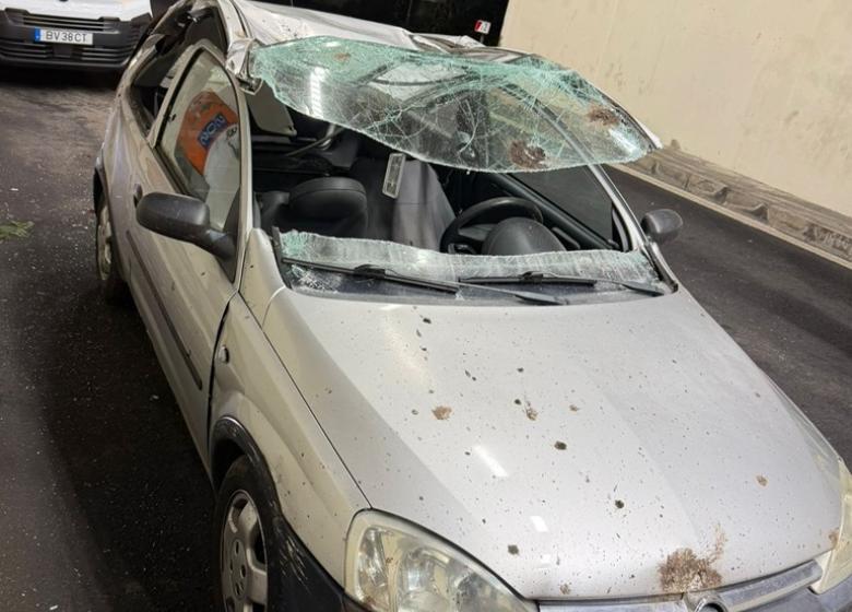 Veja como ficou o carro onde seguia o agente da PSP que ficou ferido depois de atingido por derrocada