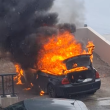 Carro destruído por incêndio