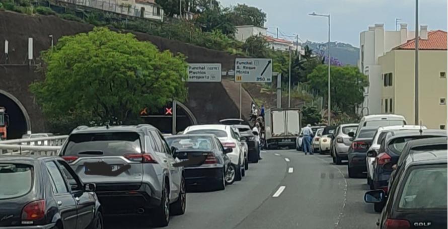 Cinco feridos, dois deles encarcerados, num grave acidente na via rápida que envolve um camião