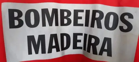 Bombeiros combatem queimada não autorizada
