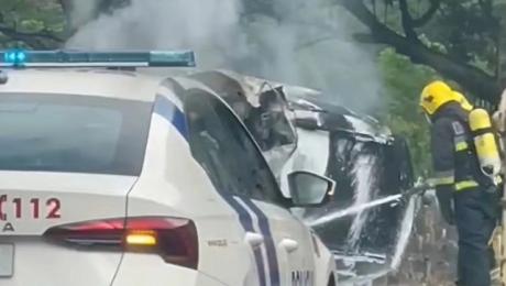 Carro capota e incendeia-se; condutor fica ferido
