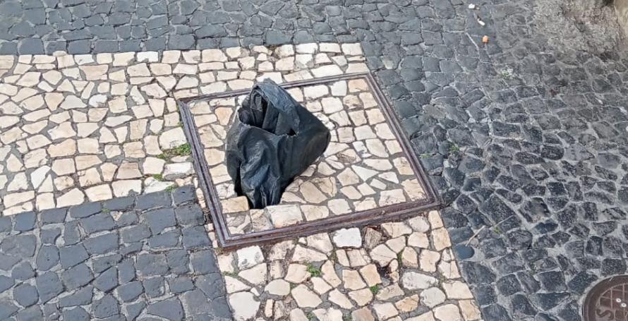 Buraco no passeio da Rua Dr. Fernão de Ornelas há um mês tapado com um saco