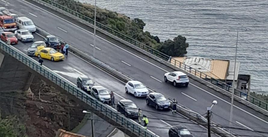 Grave acidente com vários carros fecha via rápida
