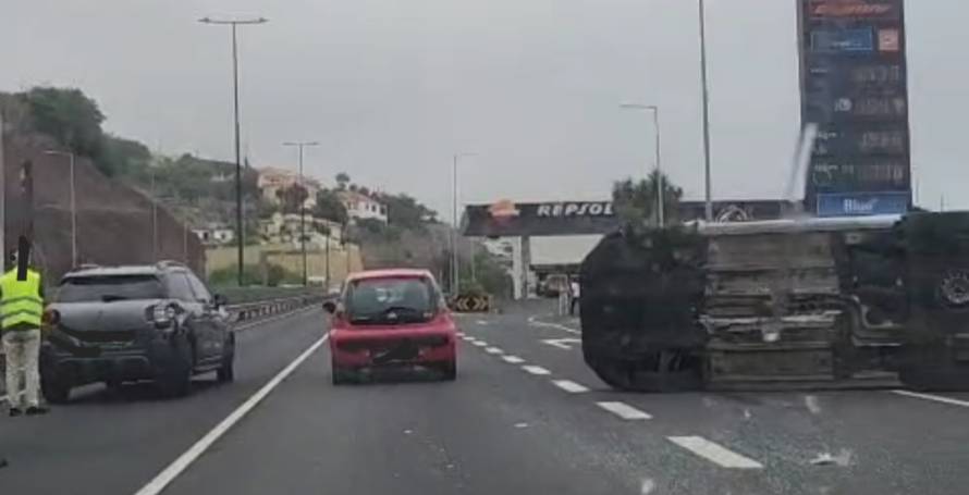 Violento acidente com capotamento na via rápida (Com vídeo)