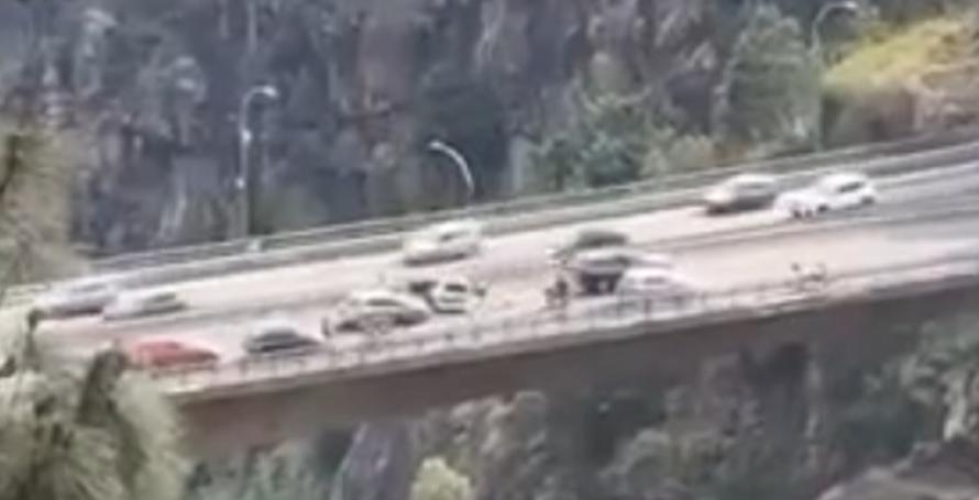 Cinco feridos, um deles encarcerado, num acidente entre quatro carros na via rápida