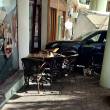 Carro 'invade' esplanada no Garajau