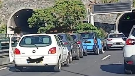 Acidente entre cinco carros na via rápida