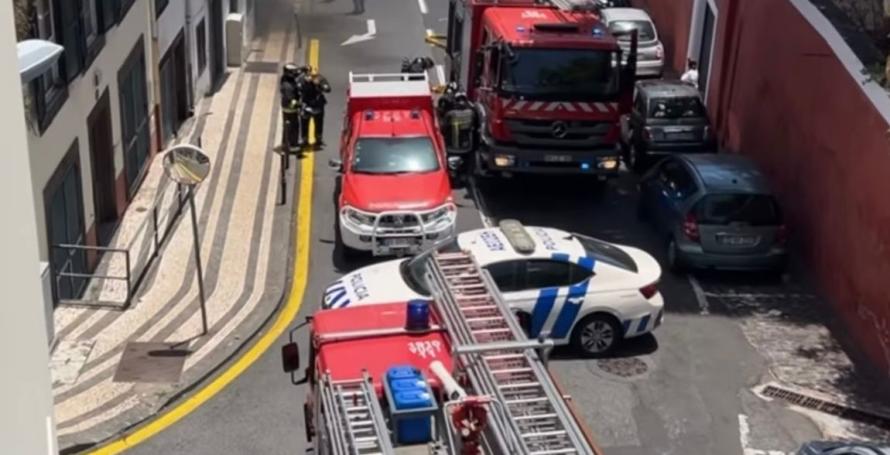 Incêndio em curso numa garagem no Funchal