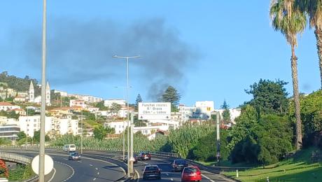 Incêndio em curso numa casa no Funchal