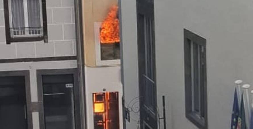 Bombeiro que combatia incêndio transportado para o hospital