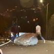 Pedra de grande porte cai na saída da via rápida