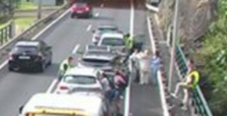 Acidente em cadeia entre vários carros na via rápida