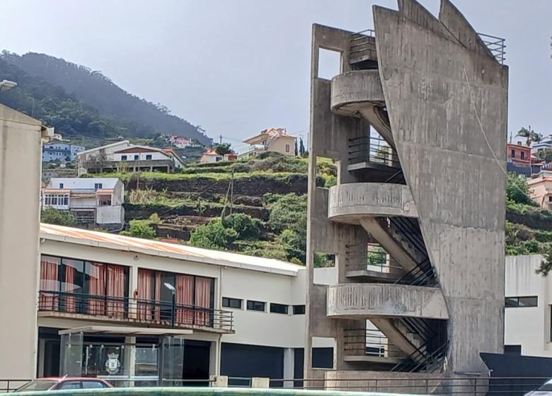 Homem encontrado morto num ribeiro