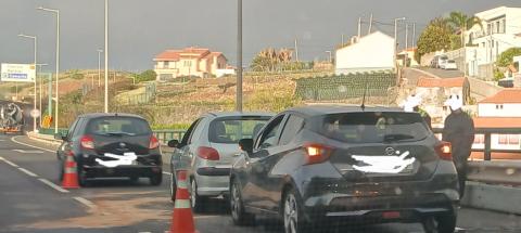 Acidente entre três carros na via rápida provoca caos no trânsito