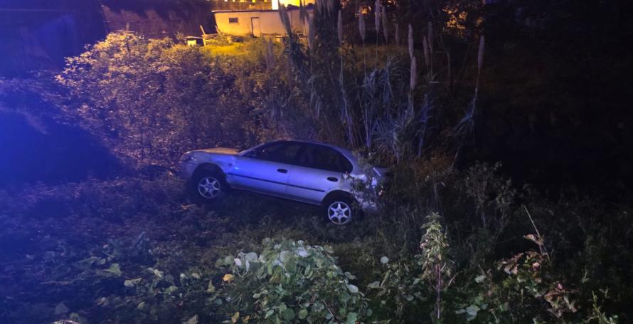 Condutor alcoolizado sai de estrada e carro fica perto de cair numa ribeira