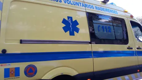 Acidente entre autocarro e três carros fere duas mulheres