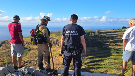 Casal de turistas perde-se numa levada
