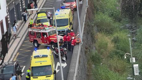 Mulher projetada para ribeira após acidente entre mota e carro