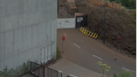 Pedra que cai numa limpeza de escarpa atinge carro (Com vídeo)