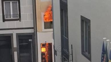 Incêndio ainda em curso; prédio é devoluto e não há feridos