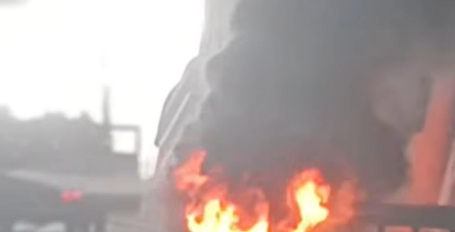 Carro incendeia-se na via rápida