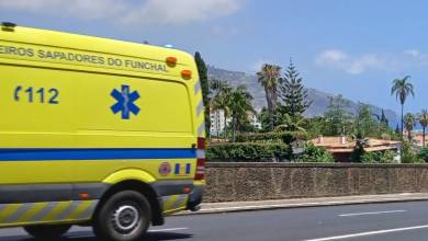 Jovem ferido num acidente entre mota e carro