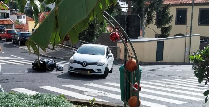 Casal ferido num choque entre mota e carro