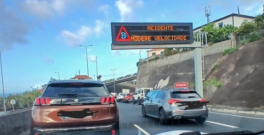 Acidente pára via rápida