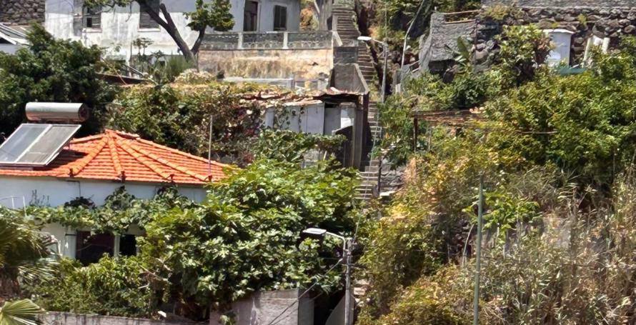 Homem cai de altura de três metros para um terreno
