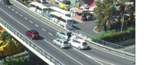 Acidente entre dois carros na entrada da via rápida nos Viveiros