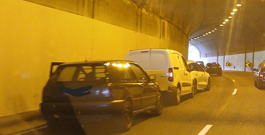 Choque em cadeia na via rápida entre três carros