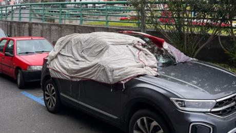 Turistas 'acampam' dentro de carro junto à Câmara da Calheta