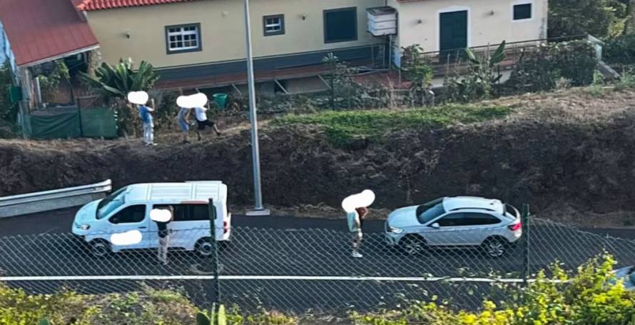 Condutores param na via rápida para fotografarem o eclispse solar