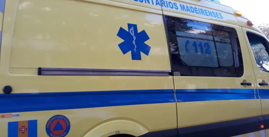 Mulher ferida num acidente entre mota e carro