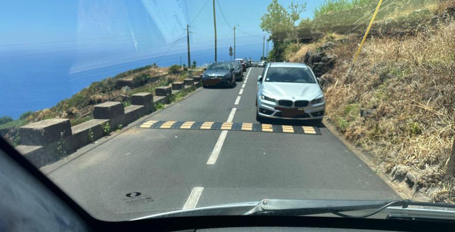 Carros mal estacionados impedem passagem de carrinha de turismo no acesso ao teleférico da Fajã dos Padres